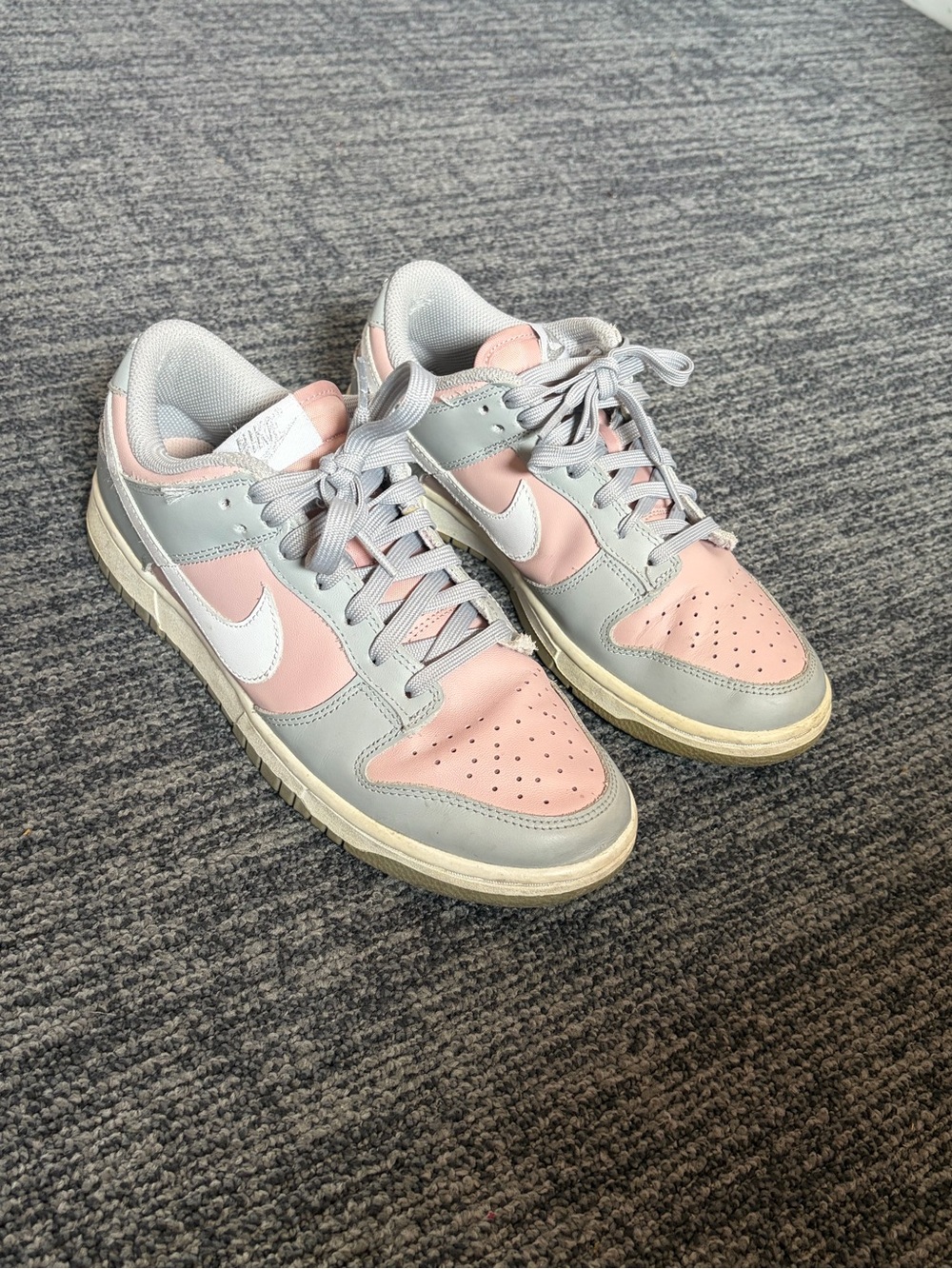 Nike Women's Low-Top Sneakers in Pink, Gray and White